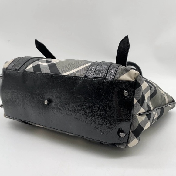 ✨🛍️ Burberry Black and White Check Nylon and Patent Shoulder Bag - Picture 5 of 7